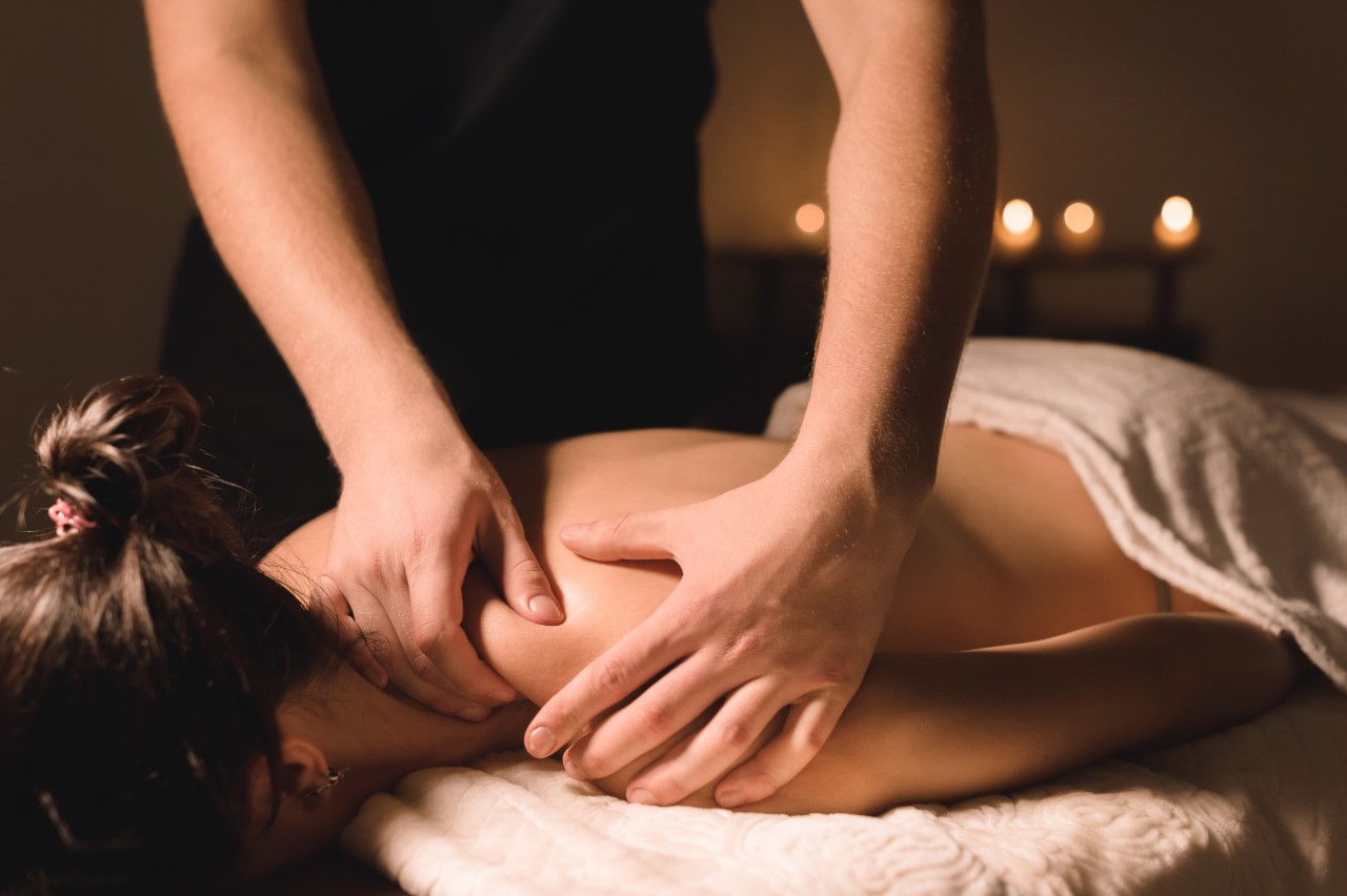 Легнала жена получава масаж на гърба