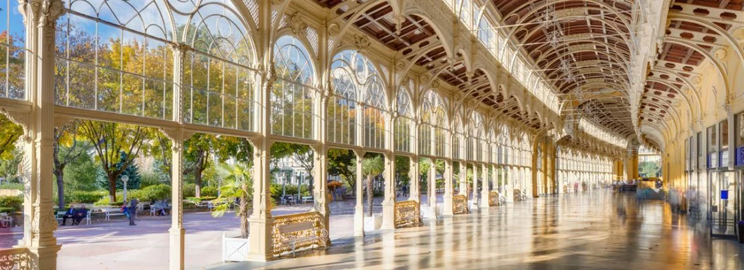 Vedere dinspre colonadă spre aleea cu copaci