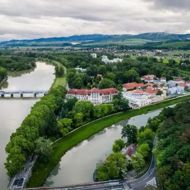 Vedere din vârful Palatului Thermia, care este înconjurat de râu pe două laturi