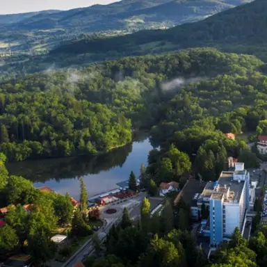 Vedere din vârful hotelului Sovata cu lacul heliotermic adiacent