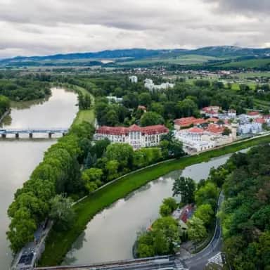 Pohľad z vrcholu paláca Thermia, ktorý je z dvoch strán obklopený riekou