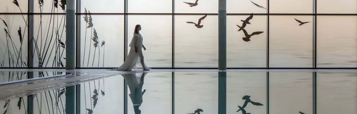 femeie de mers pe jos în jurul piscinei
